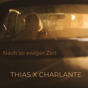 Single-Cover: Schriftzug Thias x Charlante, nächtlicher Blick in ein Auto auf eine Person von hinten, Regentropfen auf der Windschutzscheibe.