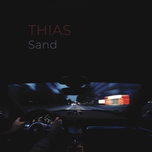 Single-Cover: Blick vom Fahrersitz bei Nacht durch die Windschutzscheibe.