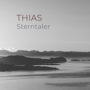 Single-Cover: Küstenlandschaft in Schwarz-Weiß.